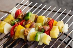 bar-bq ou churrasco com cozimento de kebab. grelha de carvão de carne de frango foto