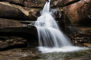 parte da cachoeira soi sawan. parque nacional em pha taem ubon ratchathani tailândia. foto