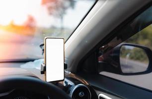 gadget de dispositivo smartphone com tela branca montado no suporte do telefone no carro para navegador gps foto