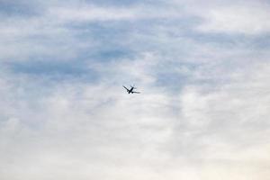 silhueta de avião no céu nublado foto