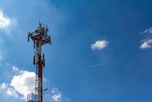 torre de antena e céu azul claro foto