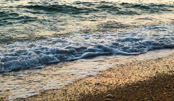 mar wawes na praia na grécia foto