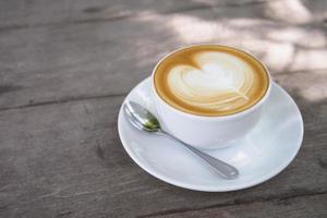 café latte art com forma de coração foto