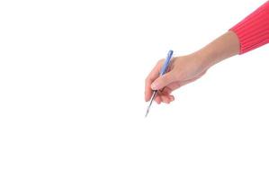 mão de mulher com caneta em um fundo branco foto