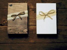 uma caixa de presente colocada em uma madeira velha. foto