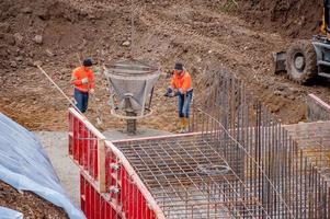 oltre il colle colle bergamo itália 2017 carpinteiros para construir purificadores de esgoto foto