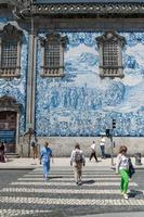 bela e antiga fachada de azulejos da igreja capela das almas no porto, portugal em um dia ensolarado no verão de 2022. foto
