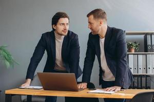 trabalho em equipe de negócios - dois empresários corporativos trabalhando juntos no laptop foto