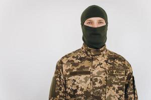 retrato de um soldado ucraniano em uniforme militar em um fundo branco foto