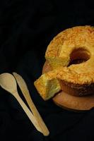 bolo de queijo chiffon em fundo preto foto