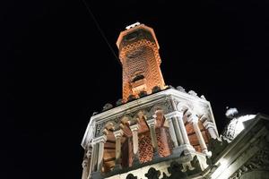 izmir, turquia, torre do relógio na praça konak foto