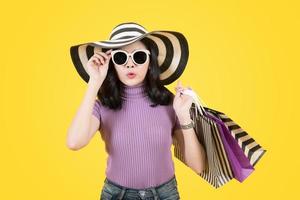 retrato de menina de compras de moda em fundo amarelo foto