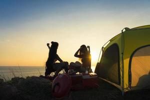 ásia jovem acampamento floresta aventura viagens remoto relaxar conceito. foto