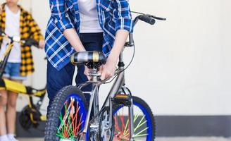 irmão e irmã consertando bicicleta juntos, garoto e garota consertando bicicleta foto