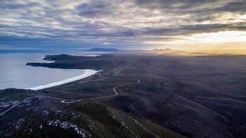 vistas aéreas das cadeias de montanhas estéreis do monte leste wa foto