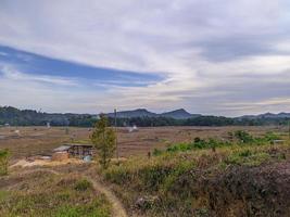 rampah, poriaha, indonésia - 29 de maio de 2022 - campos de arroz, montanhas e céu nublado foto
