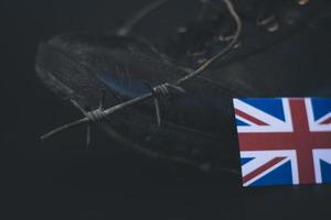 exército do reino unido, bandeira de botas militares reino unido e arame farpado, conceito militar foto