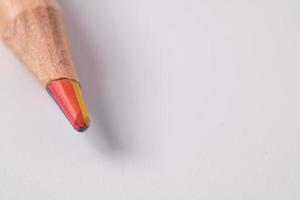1 lápis de cor em um espaço de cópia de fundo branco foto