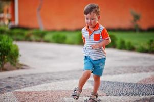 menino engraçado no jardim do resort egípcio. foto