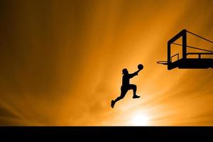 silhueta de jogador de basquete pulando foto