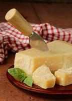 pedaço de queijo parmesão duro saboroso fresco foto