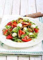 salada de abobrinha, mussarela, tomate e rúcula