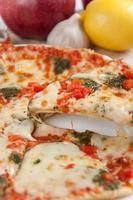 pizza apetitosa com queijo mussarela e frutas foto