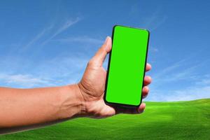 celular com tela verde para colocar seu conteúdo. foto