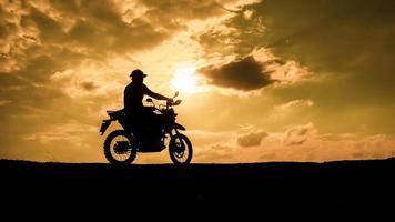 turistas com motocicletas, motocross. turistas de aventura em motocicletas. ideias de eventos de férias para homens foto