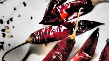 pimenta vermelha, flocos de pimenta mostrados contra um fundo branco foto
