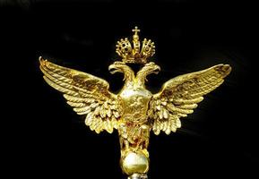 águia de duas cabeças de bronze - emblema do império russo foto