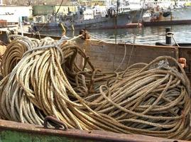 rede e cordas para barco de pesca foto