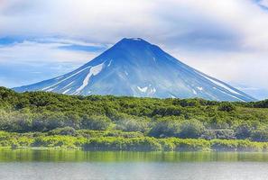 o vulcão em kamchatka foto