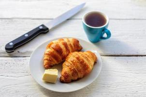 café da manhã com croissants frescos, manteiga e café