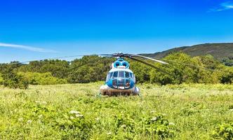 vulcão e helicóptero em kamchatka foto