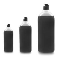 conjunto de garrafas pretas com detergente de lavar louça no fundo branco foto