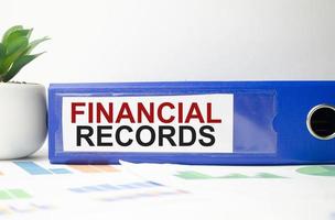 palavras de registros financeiros na pasta azul e gráficos foto