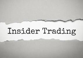 insider trading em papel branco rasgado. conceito foto