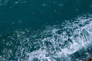 belas ondas do mar com espuma de cor azul e turquesa. água do mar azul abstrata com onda branca. ondas azuis e brancas da estrada do navio no oceano mar de água. foto