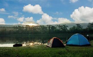 acampar no rio acampar ao ar livre. estilo de vida glamping. acampamentos acidentados. foto