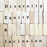 dei, diversidade, equidade, símbolo de inclusão. blocos de madeira com conceito de dei de palavras foto