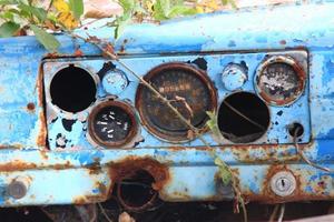 velho medidor de carro azul enferrujado foto