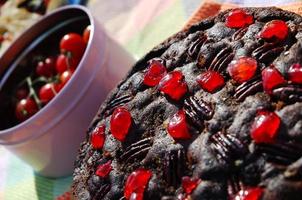 bolo de chocolate com nozes e cereja foto