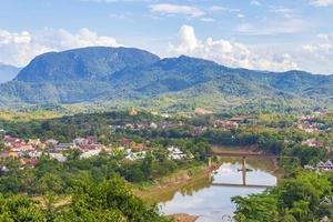 panorama da paisagem do rio mekong e luang prabang laos. foto