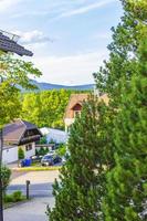 braunlage harz street com carros casas lojas pedestres montanhas alemanha. foto