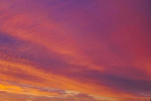 incrível panorama do céu do sol azul e roxo violeta rosa colorido incrível. foto