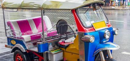 ratchatchewi bangkok tailândia 2018 tuk tuk colorido típico em bangkok tailândia. foto