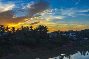 pôr do sol no panorama paisagem rio mekong e luang prabang laos. foto