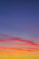 incrível panorama do céu do sol azul e roxo violeta rosa colorido incrível. foto
