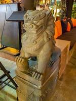estátuas de figuras de leão chinês stupas santuários sagrados koh samui tailândia. foto